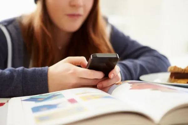 3 condiciones para regalarle un móvil a tu hijo adolescente