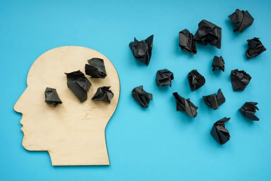 Sobrepensar: 10 claves para dejar de hacerlo 7 Sobrepensar distorsiones cognitivas mas comunes psicologia pensamientos negativos neurita