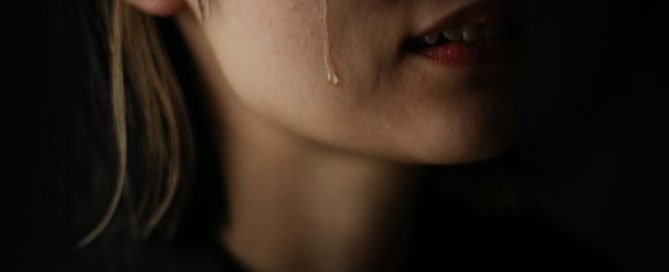 Tengo ganas de llorar sin motivo, ¿por qué me pasa? 10 Tengo ganas de llorar sin motivo razones psicologia neurita psicologa online profesional blog